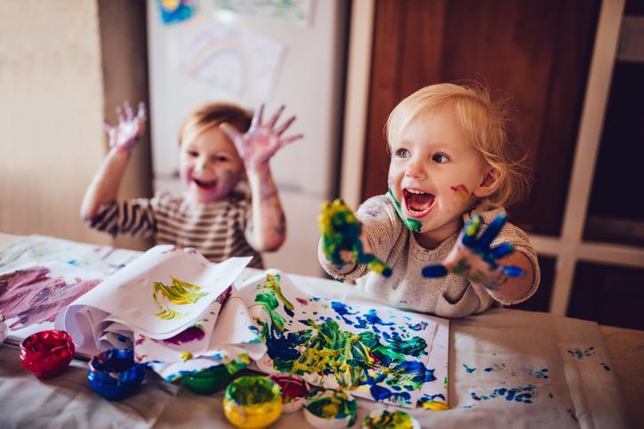dzieci bawiące się farbami