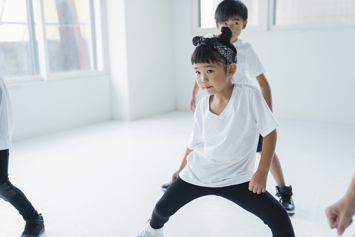 dzieci uczące się tańca